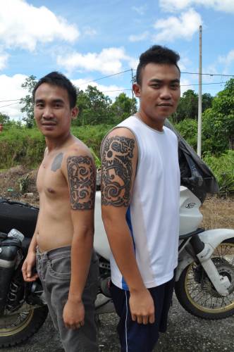 Heiko Gantenberg tattooing in Borneo.
