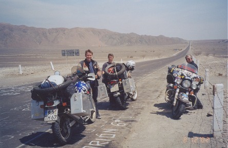 Meeting two German lady motorcycists at the Nasca Lines