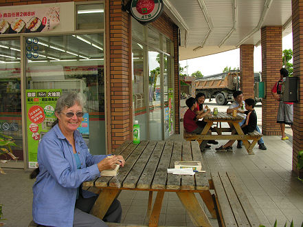 Lunch at 7-Eleven, a popular alternative