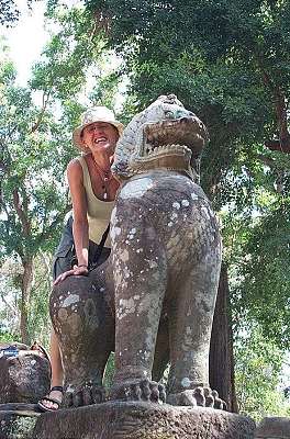 Kerstin and the Cambodian temple lions